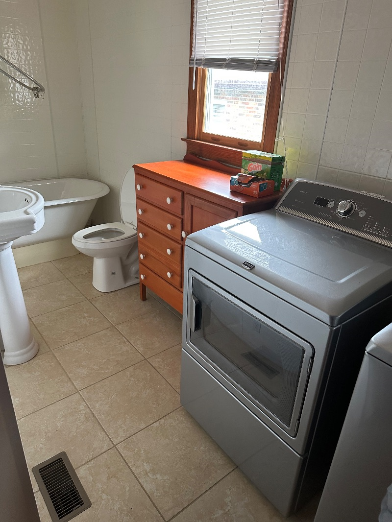 Clean 2 bedroom apartment close to Princeton Community Hospital - Photo 1
