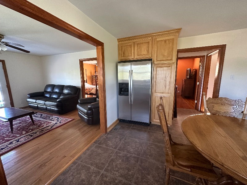 Clean 2 bedroom apartment close to Princeton Community Hospital - Photo 3