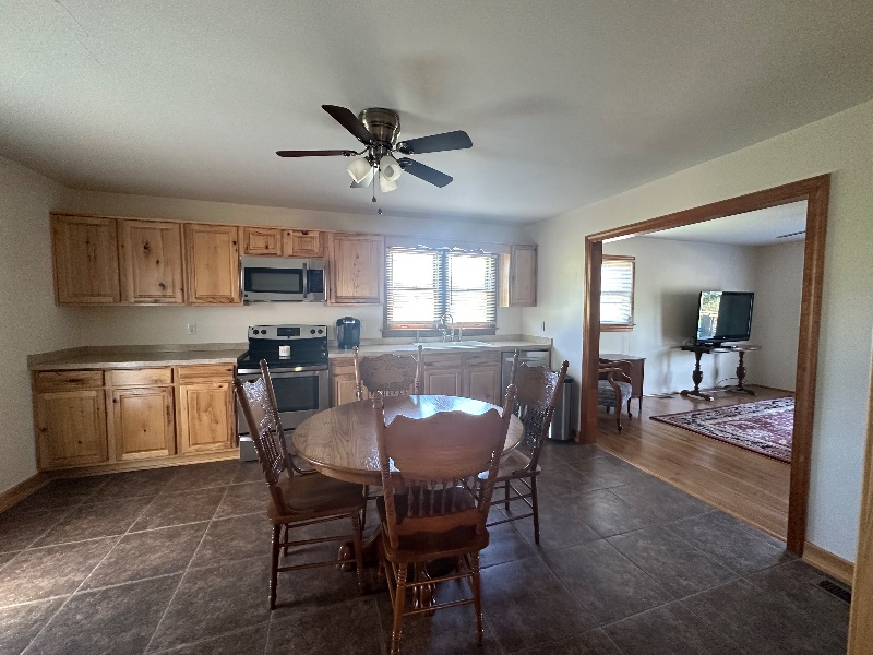 Clean 2 bedroom apartment close to Princeton Community Hospital - Photo 4