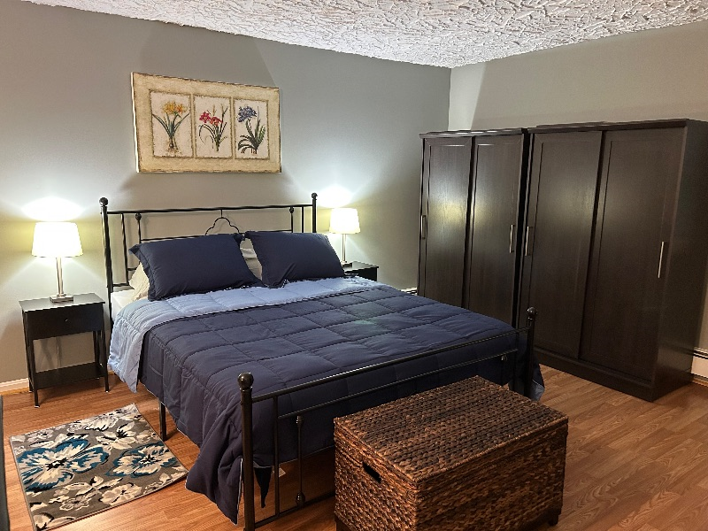 Quiet Queen Room, N. Reading, Private Entrance