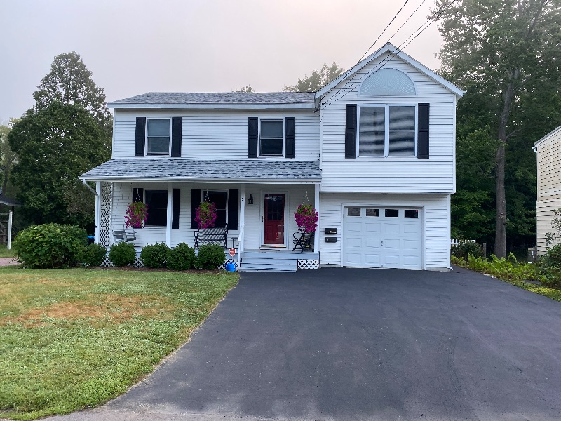 Available 11/1-6/1/27 Beautiful Furnished 3-Bedroom, 2-Bath Home in Essex Junction Village Available - Photo 1