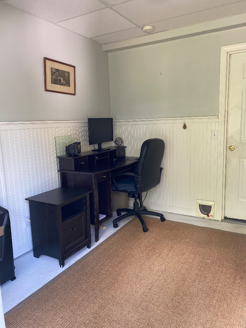 Available 11/1-6/1/27 Beautiful Furnished 3-Bedroom, 2-Bath Home in Essex Junction Village Available - Photo 5