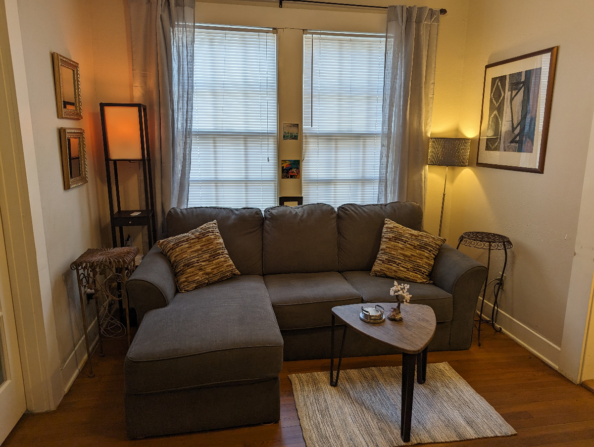 Hyde Park 1 bedroom with with deck - Photo 1