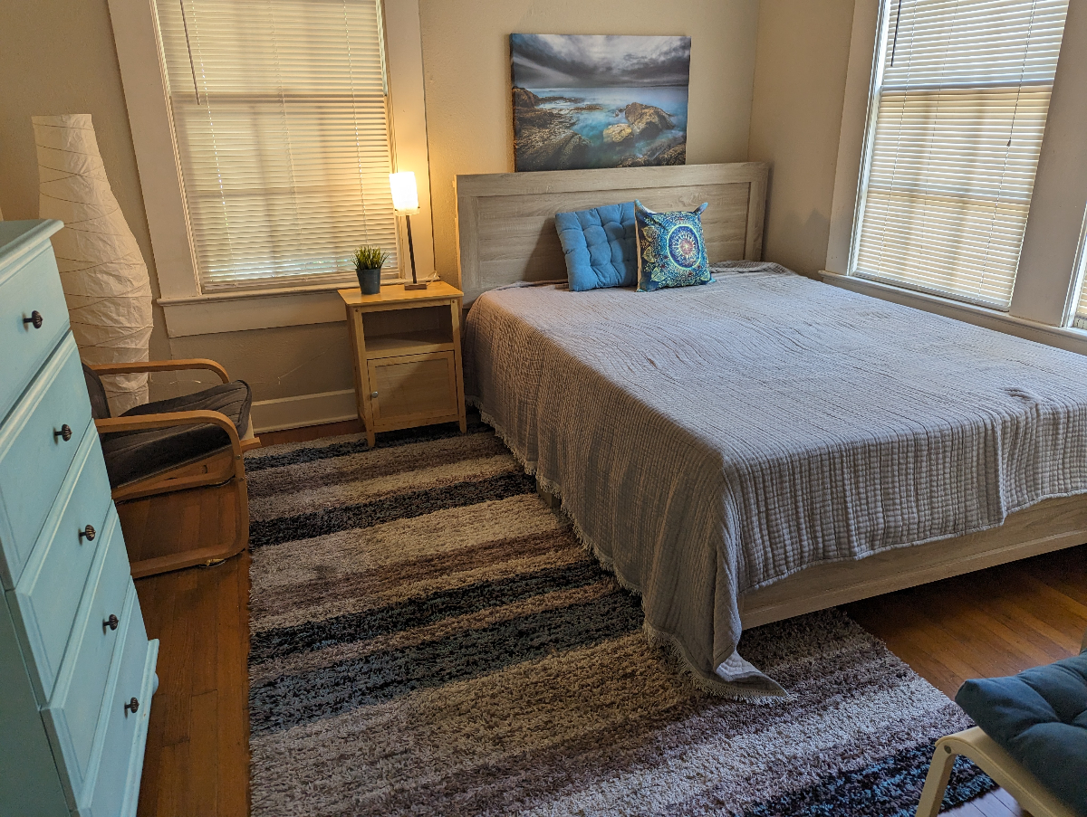 Hyde Park 1 bedroom with with deck - Photo 2