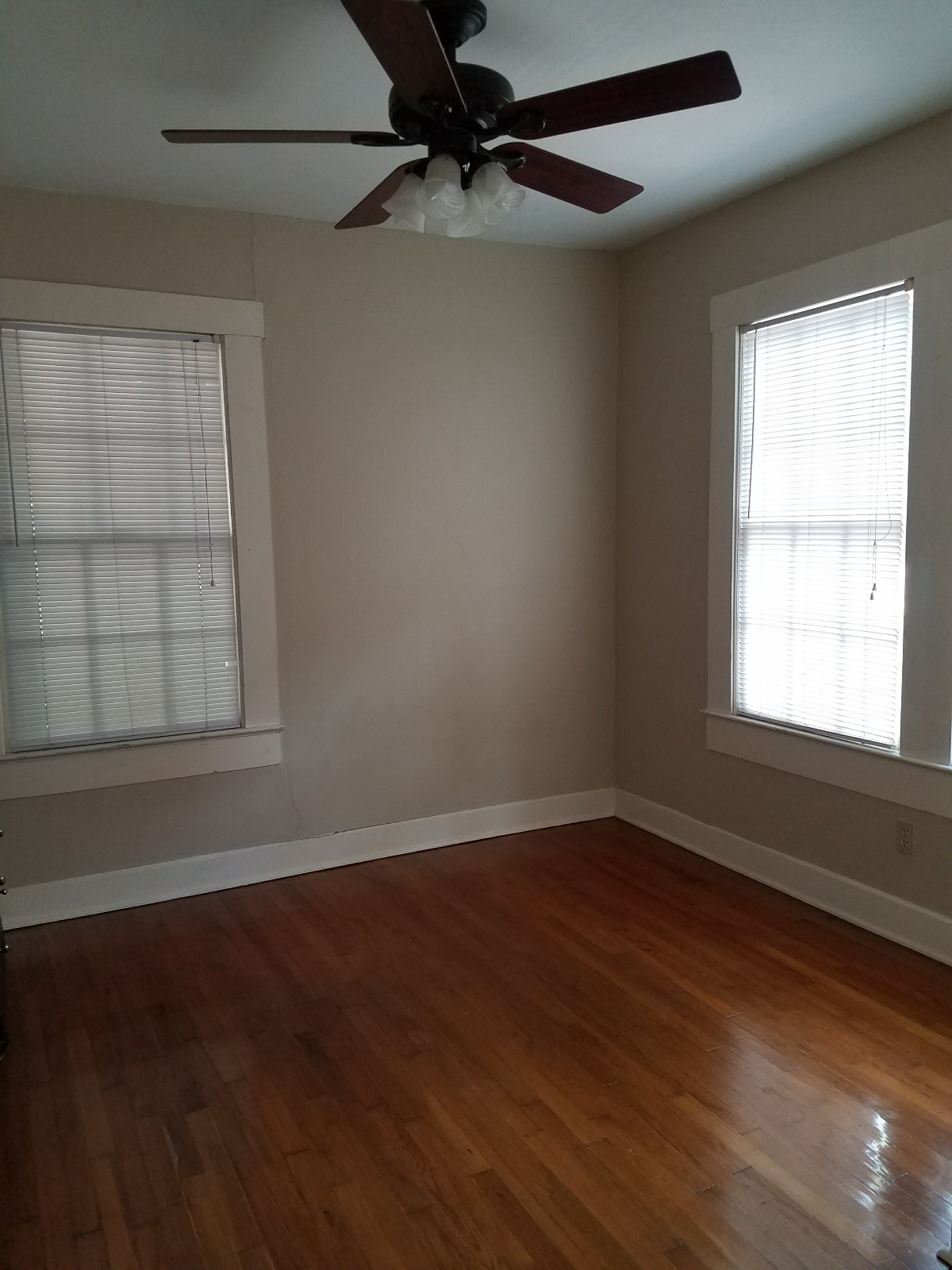 Hyde Park 1 bedroom with with deck - Photo 3