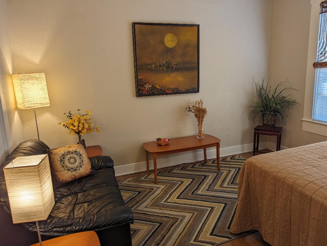 Hyde Park 1 bedroom with with deck - Photo 10