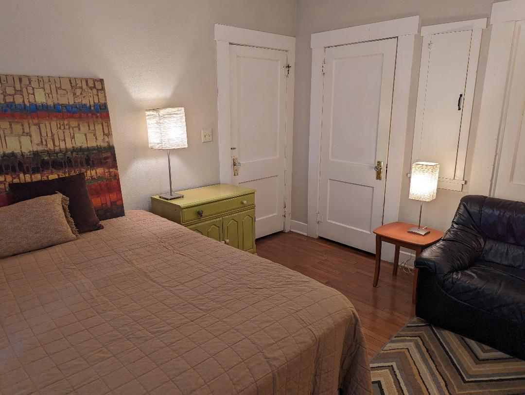 Hyde Park 1 bedroom with with deck - Photo 11