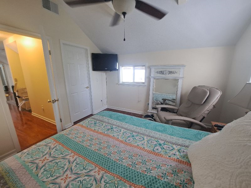 Beach and water view immaculate 2 bedroom apartment - Photo 10