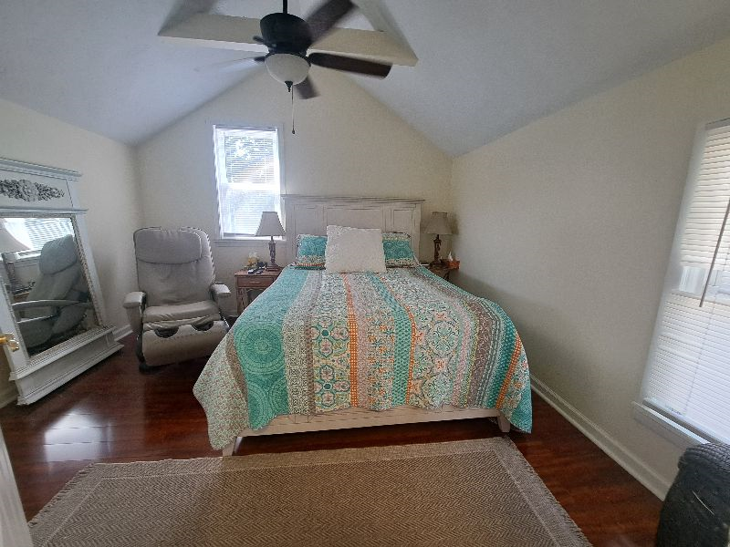 Beach and water view immaculate 2 bedroom apartment - Photo 11