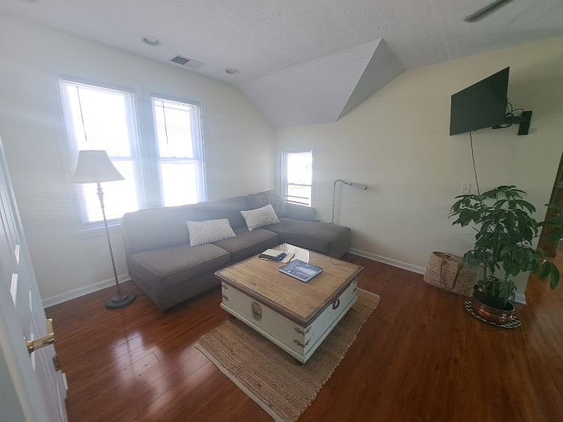 Beach and water view immaculate 2 bedroom apartment - Photo 7