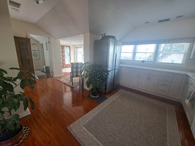 Beach and water view immaculate 2 bedroom apartment - Photo 8