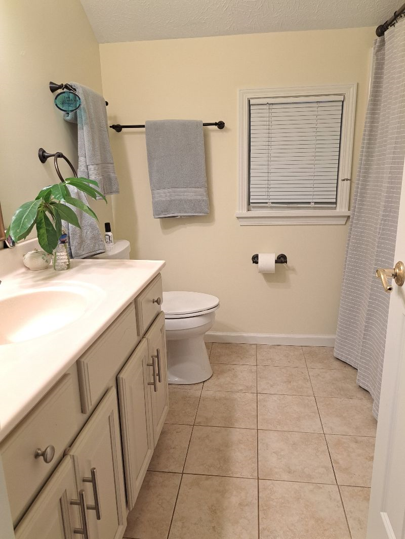 Beach and water view immaculate 2 bedroom apartment - Photo 12