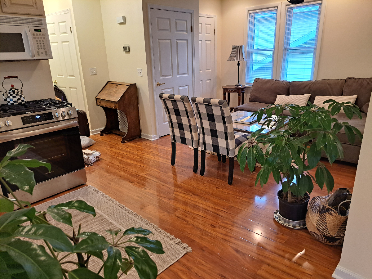 Beach and water view immaculate 2 bedroom apartment - Photo 6