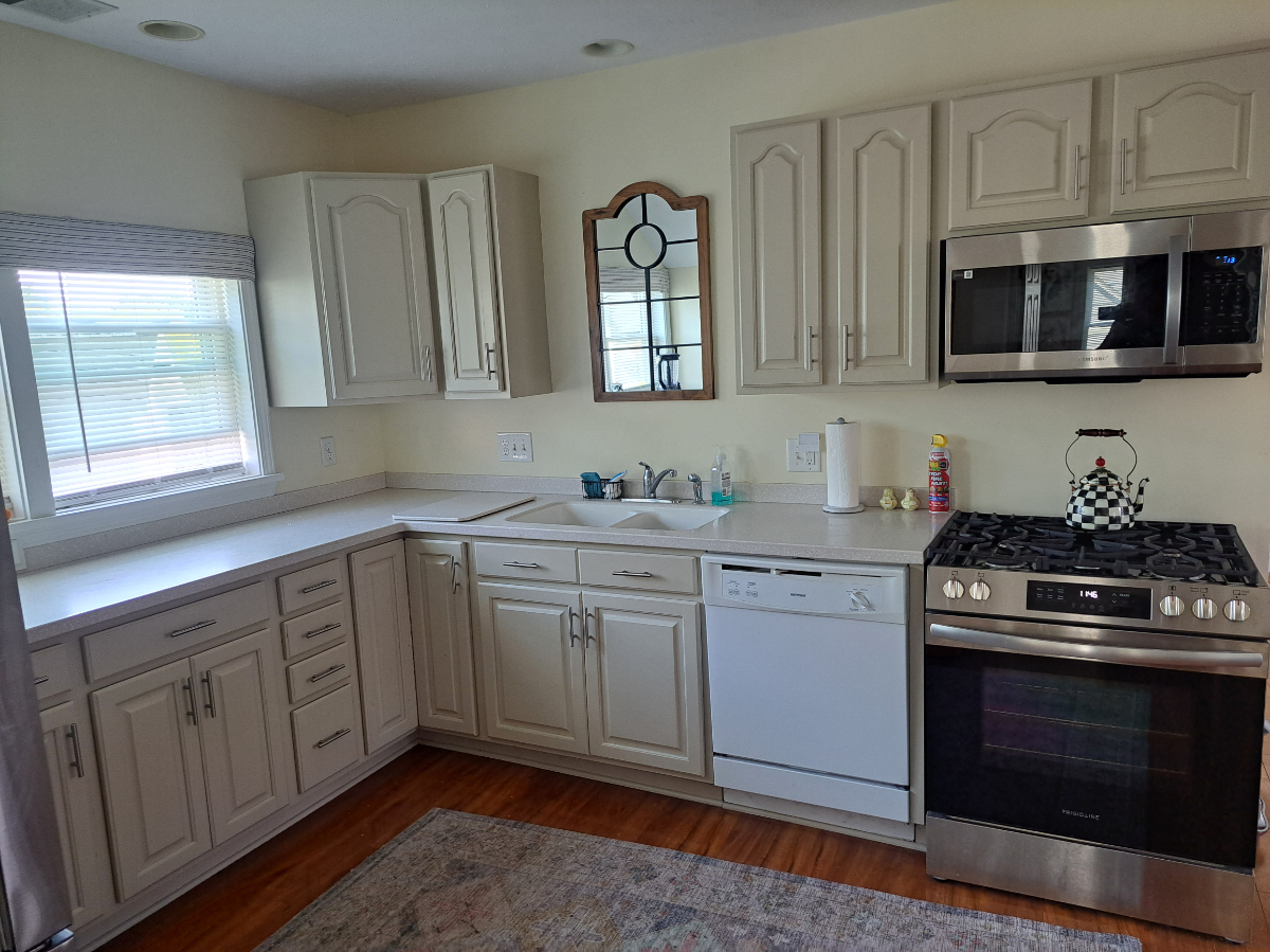 Beach and water view immaculate 2 bedroom apartment - Photo 9