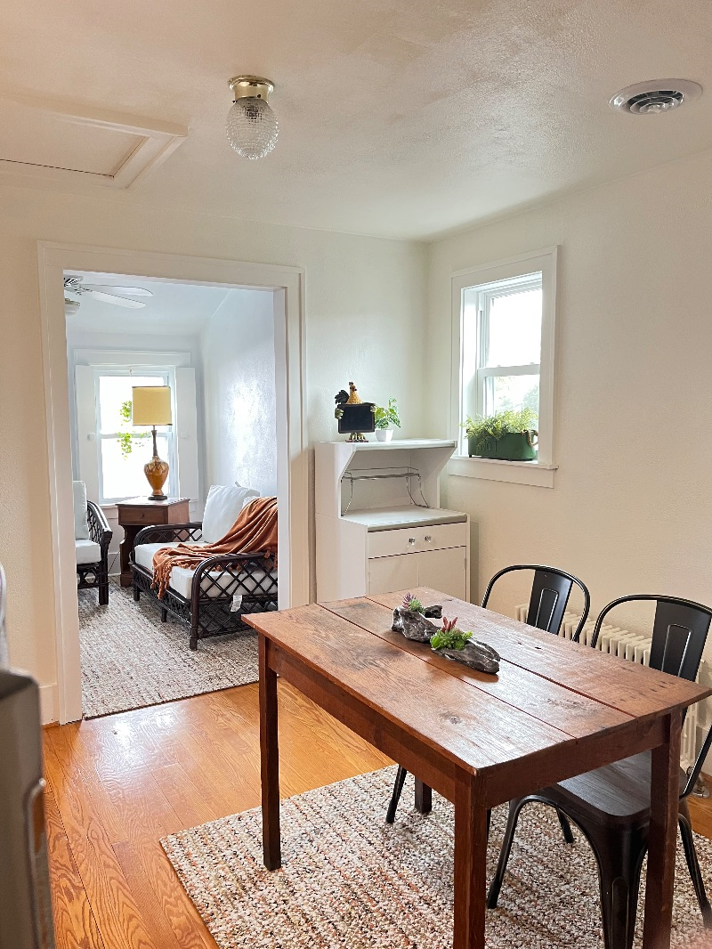 Leslie Inn- Clean cozy upstairs apartment close to hospital and downtown . - Photo 2