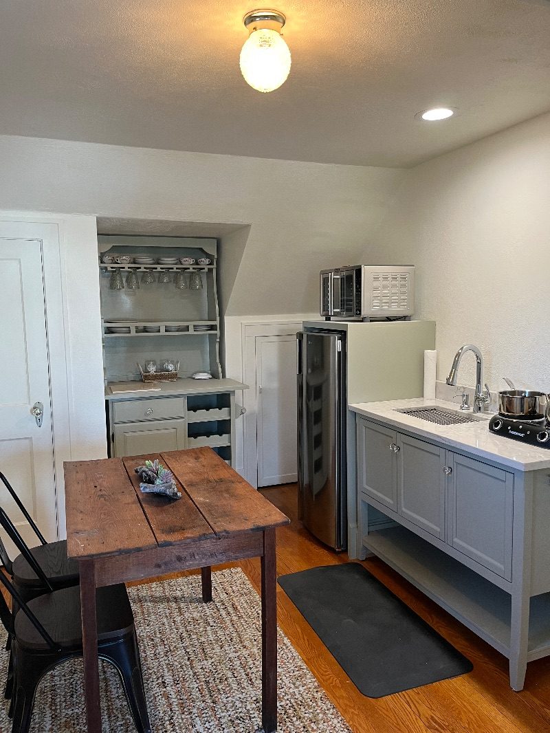 Leslie Inn- Clean cozy upstairs apartment close to hospital and downtown . - Photo 3