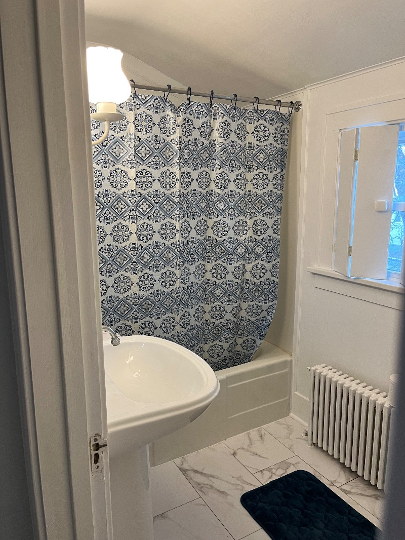 Leslie Inn- Clean cozy upstairs apartment close to hospital and downtown . - Photo 4