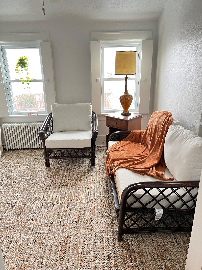 Leslie Inn- Clean cozy upstairs apartment close to hospital and downtown . - Photo 5