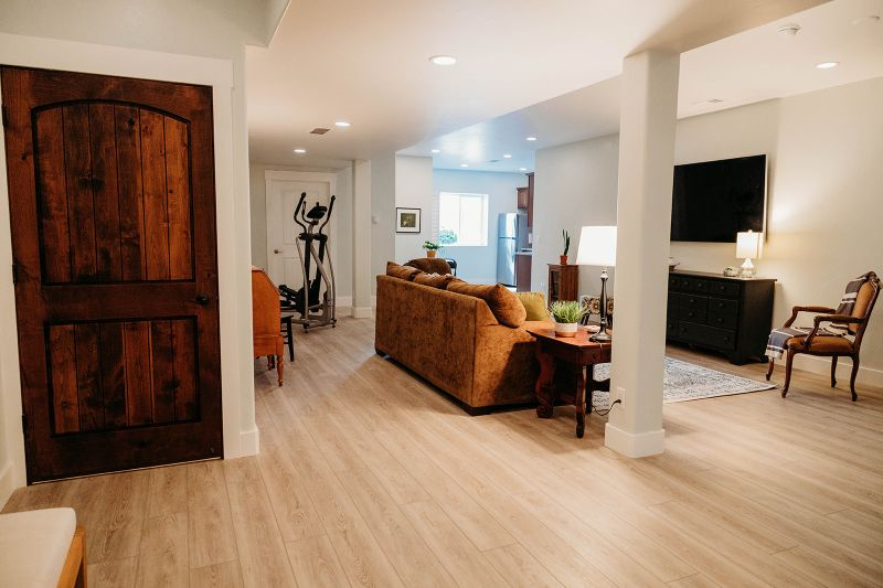 Gorgeous newly renovated full basement 10 min from hospital - Photo 1
