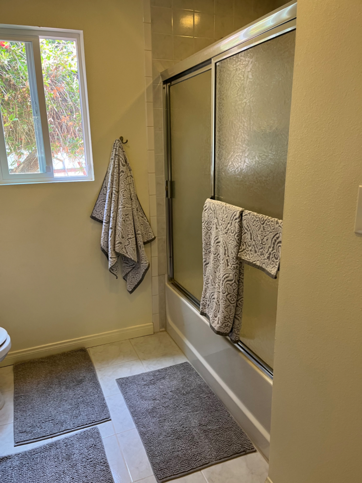 Quiet/clean home over looking canyon easy access to hospitals and local beaches with in 4 miles. - Photo 5