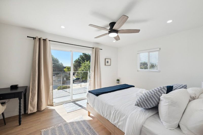 3bdrm/2bath - Coastal Living at it's Finest, Modern, Walkable to bay and dining - Photo 2