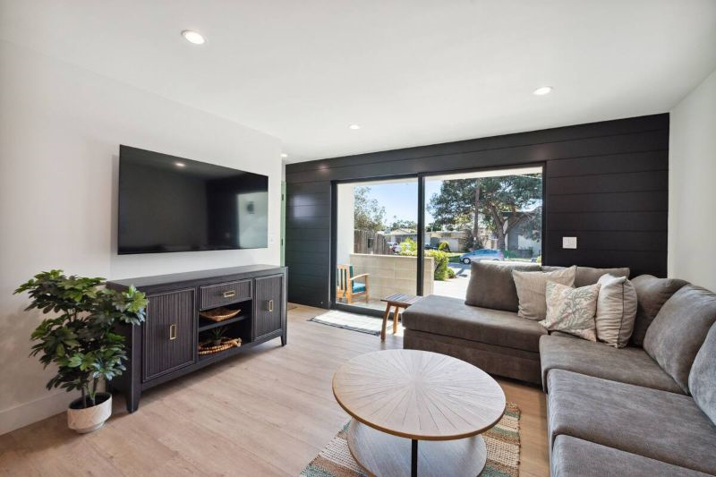 3bdrm/2bath - Coastal Living at it's Finest, Modern, Walkable to bay and dining - Photo 4