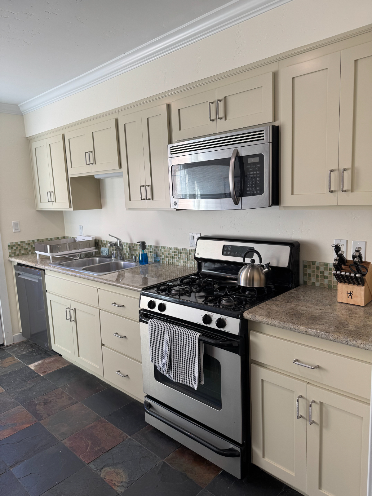 2BR OB Condo, 2 blocks from the beach W/ Parking - Photo 2