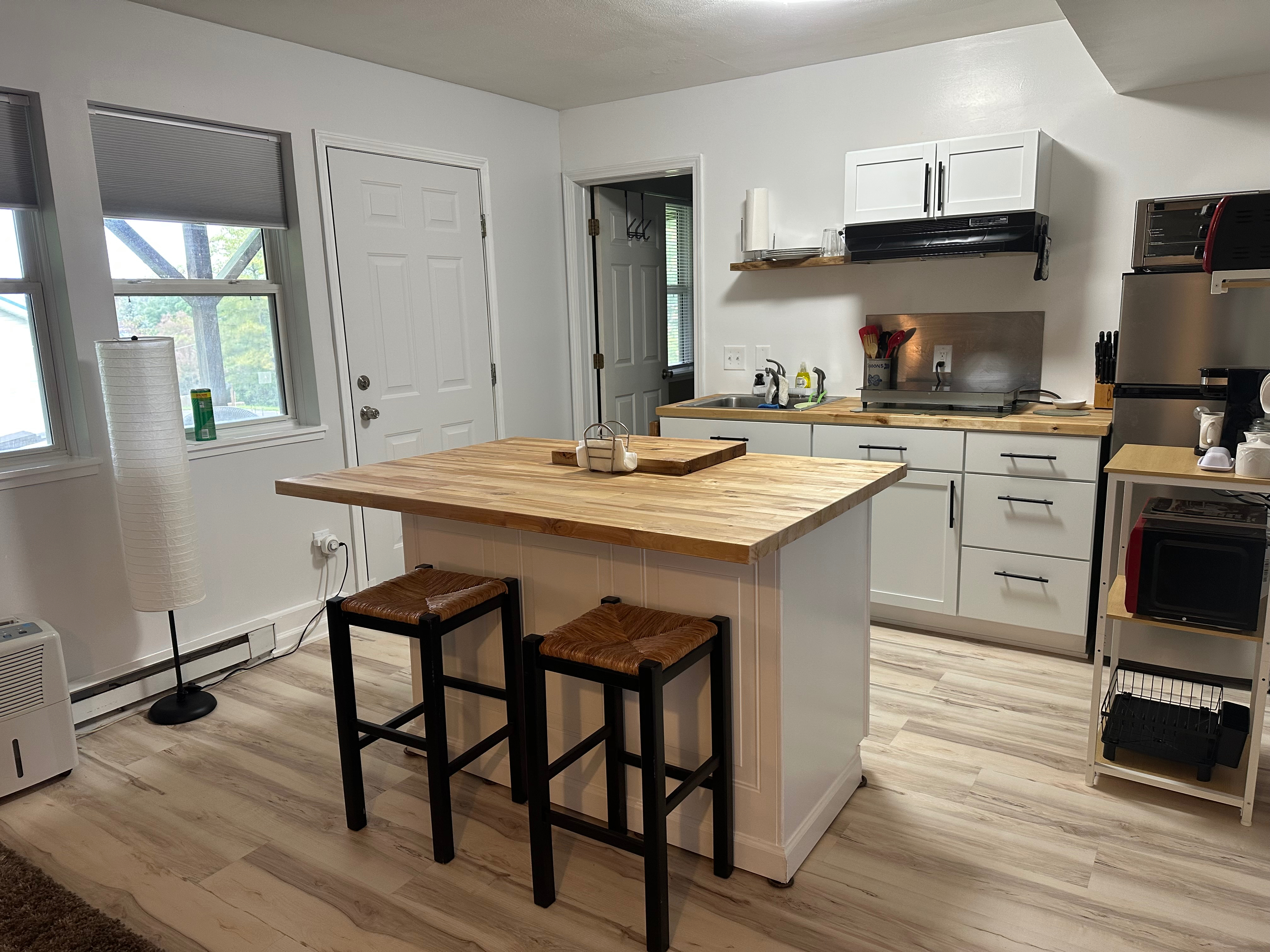 Private one bedroom apartment with study, fully furnished - Photo 1