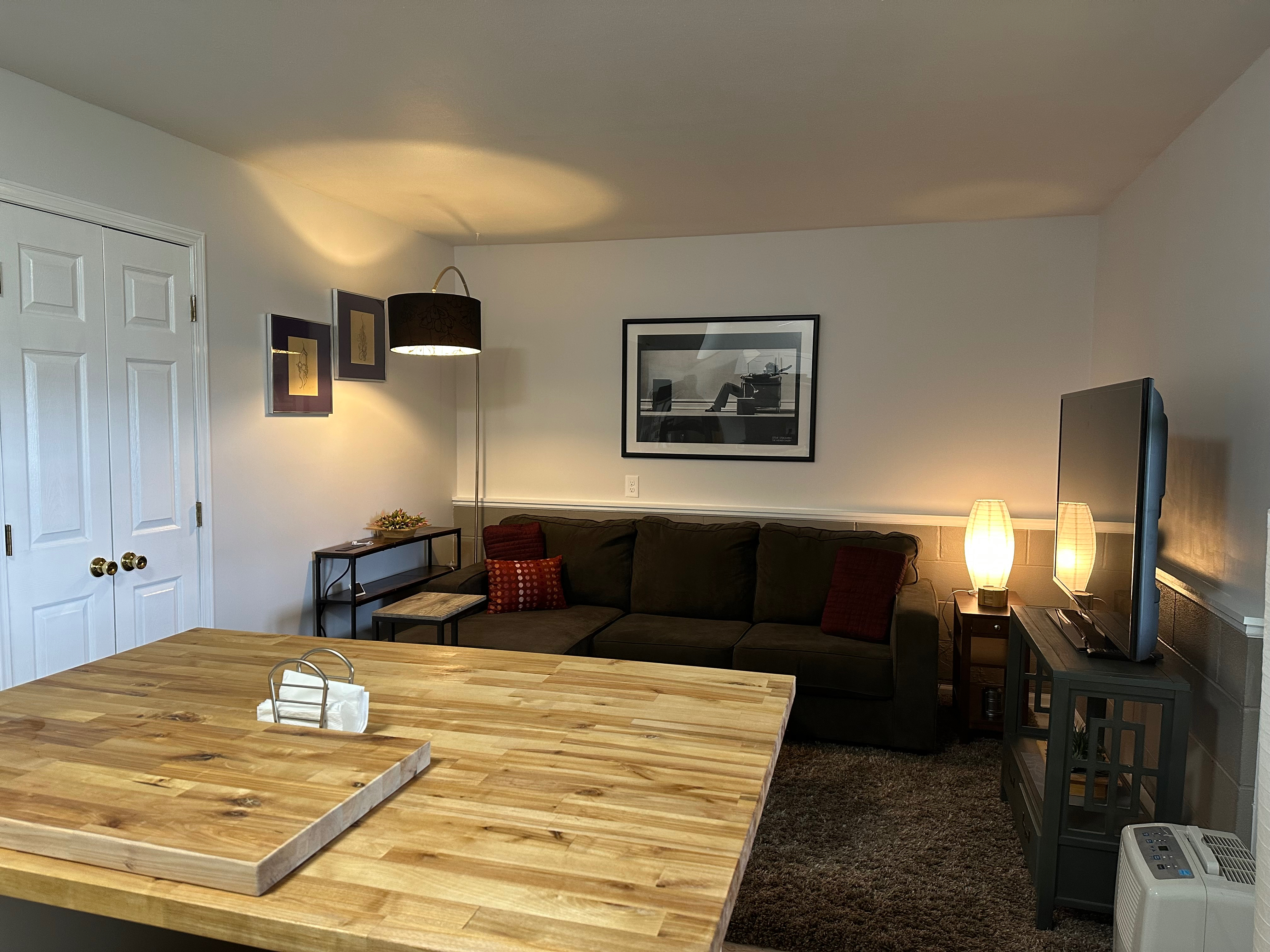 Private one bedroom apartment with study, fully furnished - Photo 5