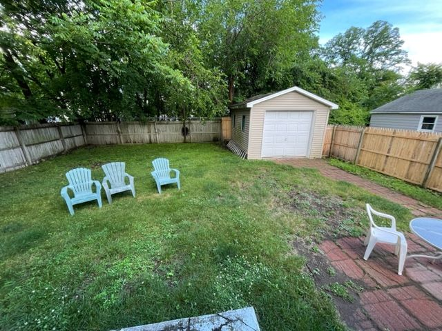 Beautiful 3 bedroom home w/ in unit washer/dryer and off street parking - Photo 10