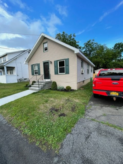 Beautiful 3 bedroom home w/ in unit washer/dryer and off street parking - Photo 2