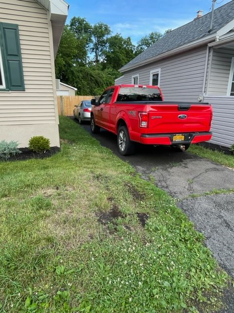 Beautiful 3 bedroom home w/ in unit washer/dryer and off street parking - Photo 11