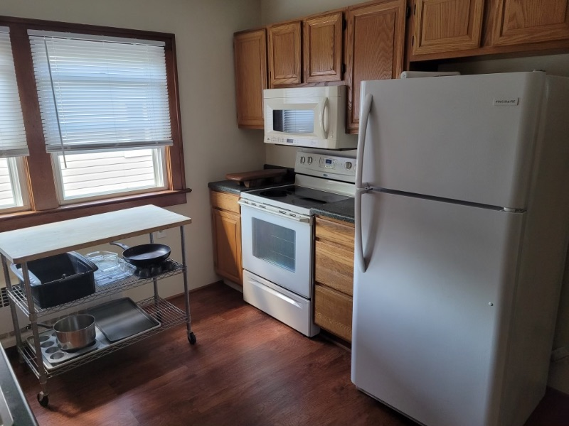Beautiful 3 bedroom home w/ in unit washer/dryer and off street parking - Photo 7