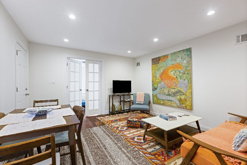 Enchanting brownstone apartment with a magical garden - Photo 1