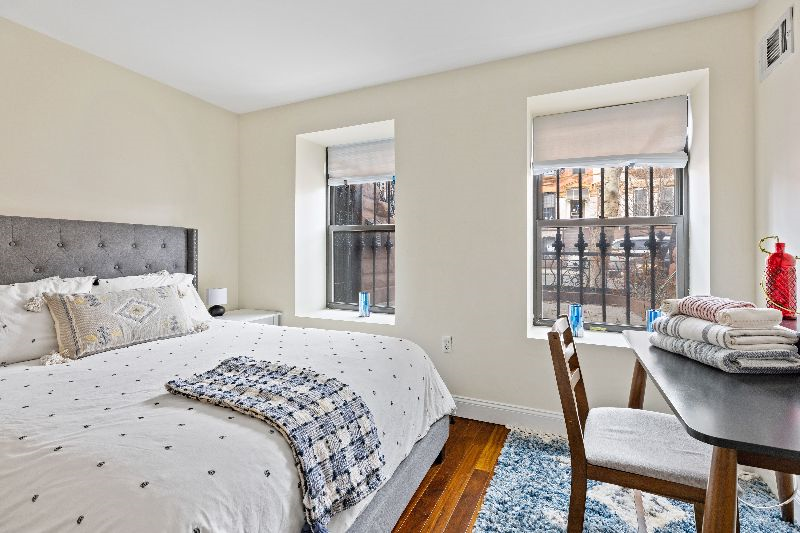 Enchanting brownstone apartment with a magical garden - Photo 4