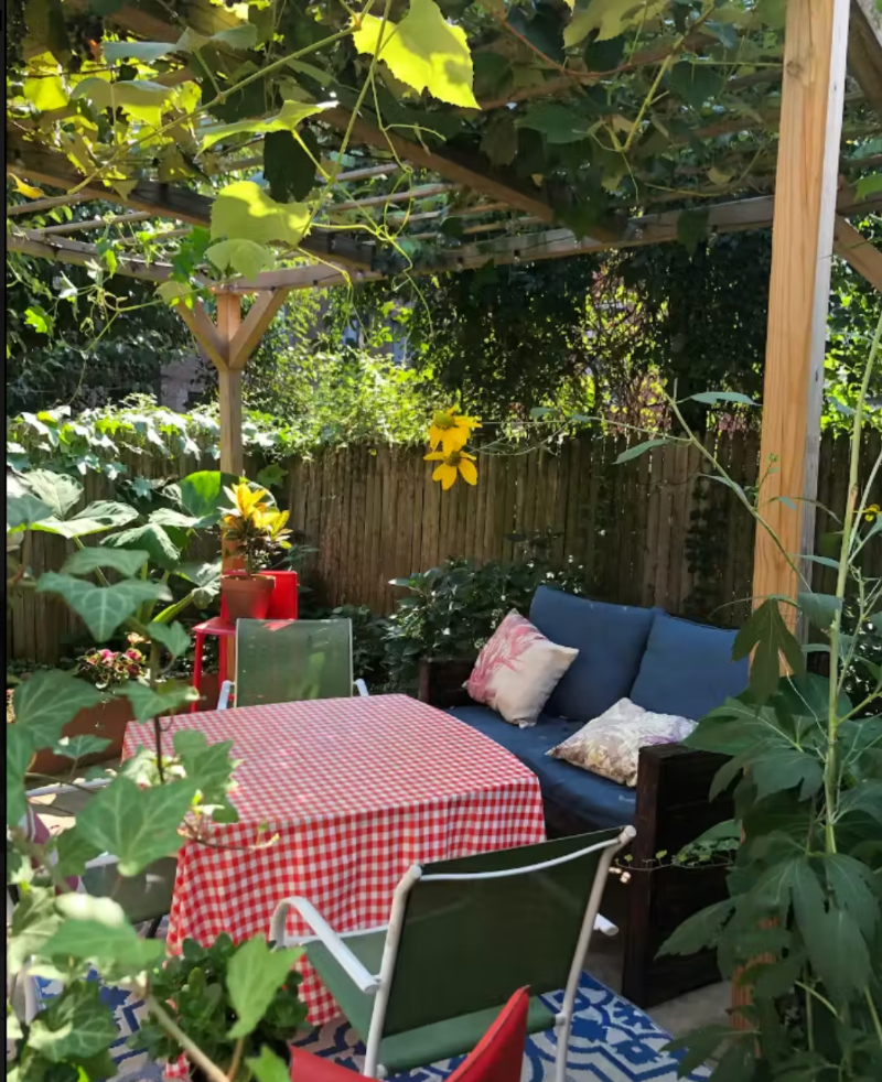 Enchanting brownstone apartment with a magical garden - Photo 12