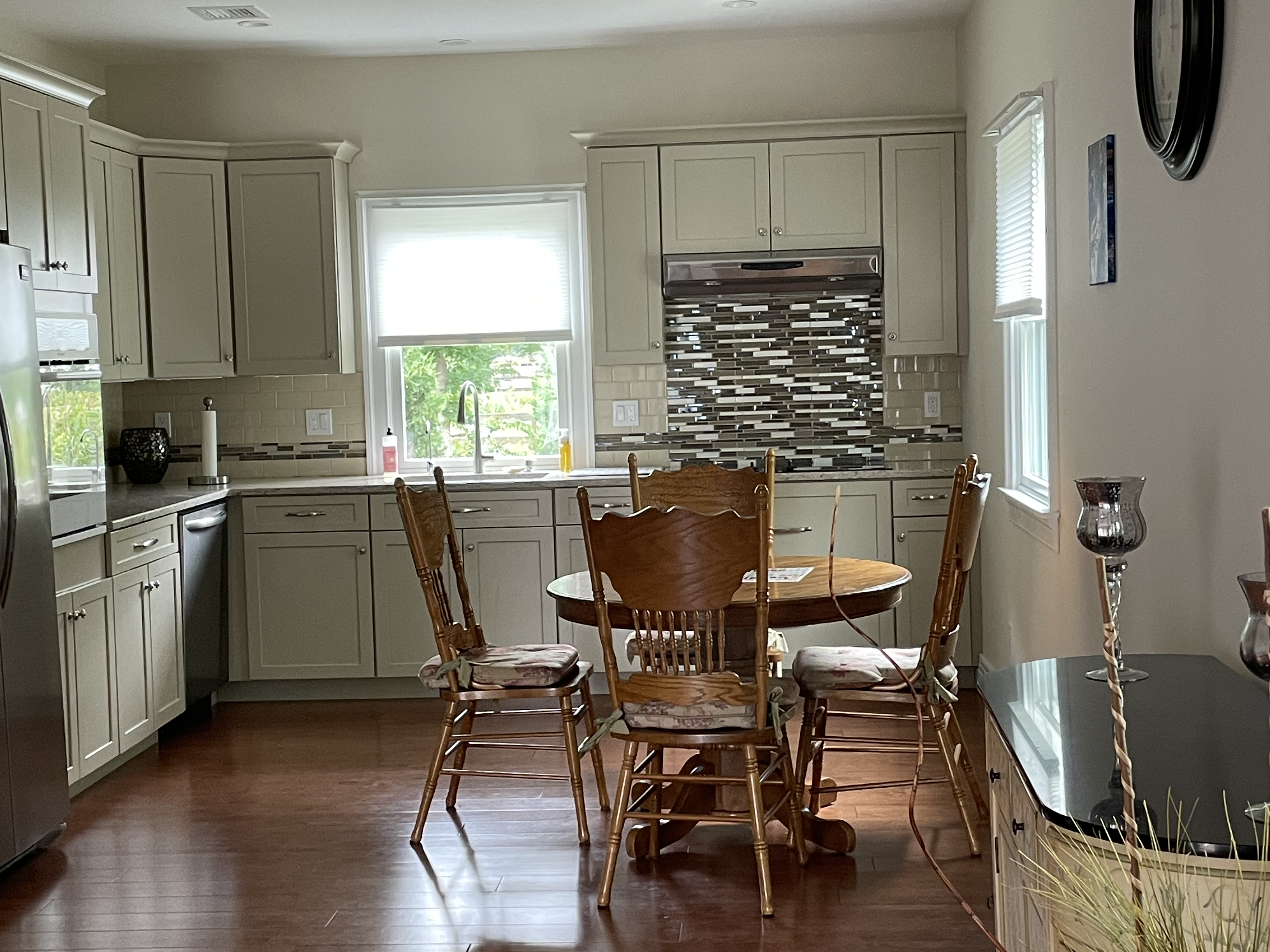 Beautiful 1 bedroom apartment rare find In quiet location - Photo 2