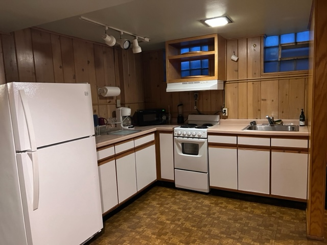 Centrally Located One Bedroom. - Photo 3