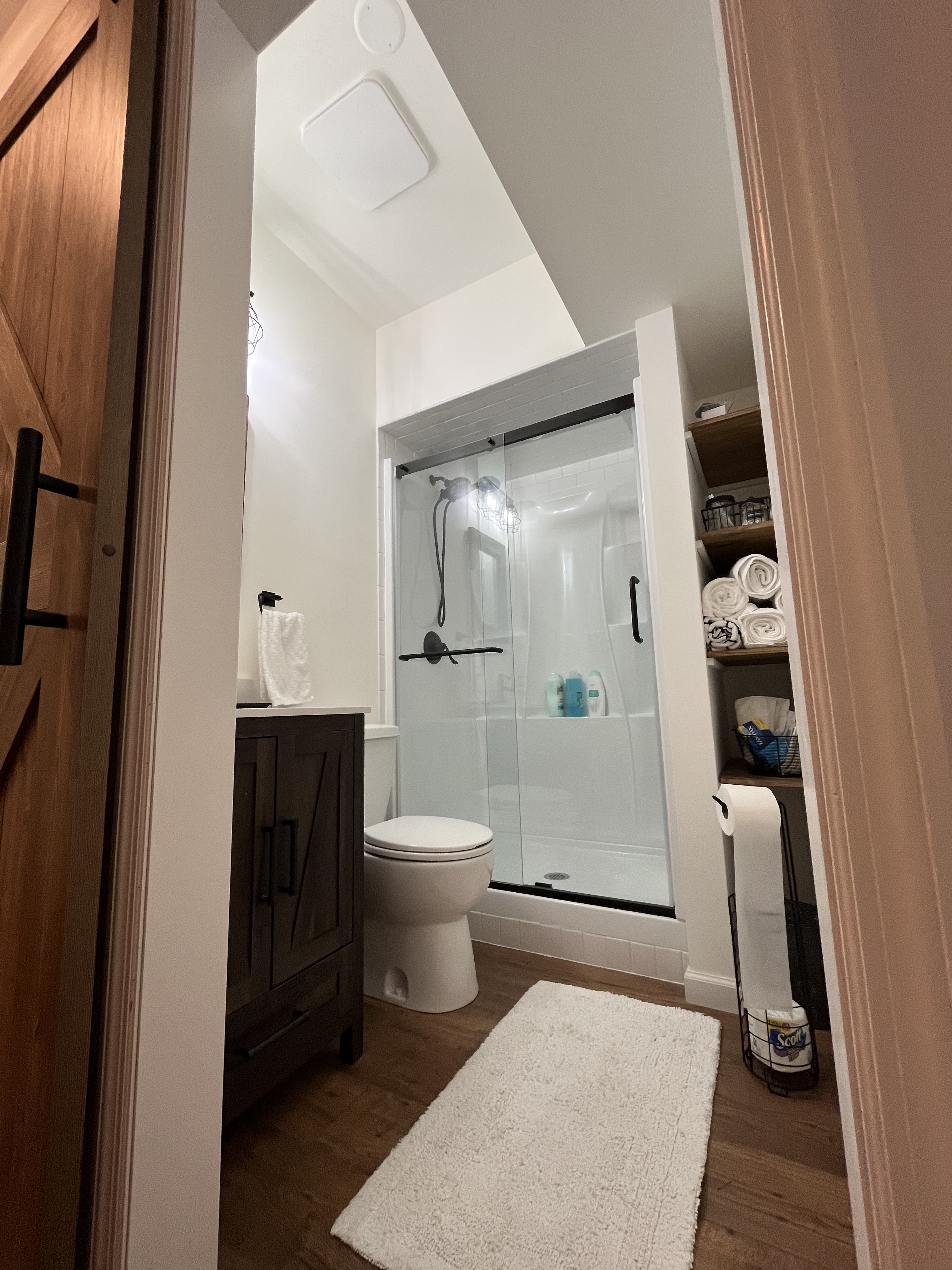 Cozy all NEW one bedroom basement suite - Photo 3