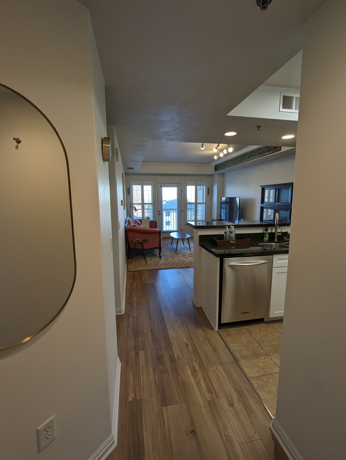 Luxury Penthouse Condo For Rent - Photo 2