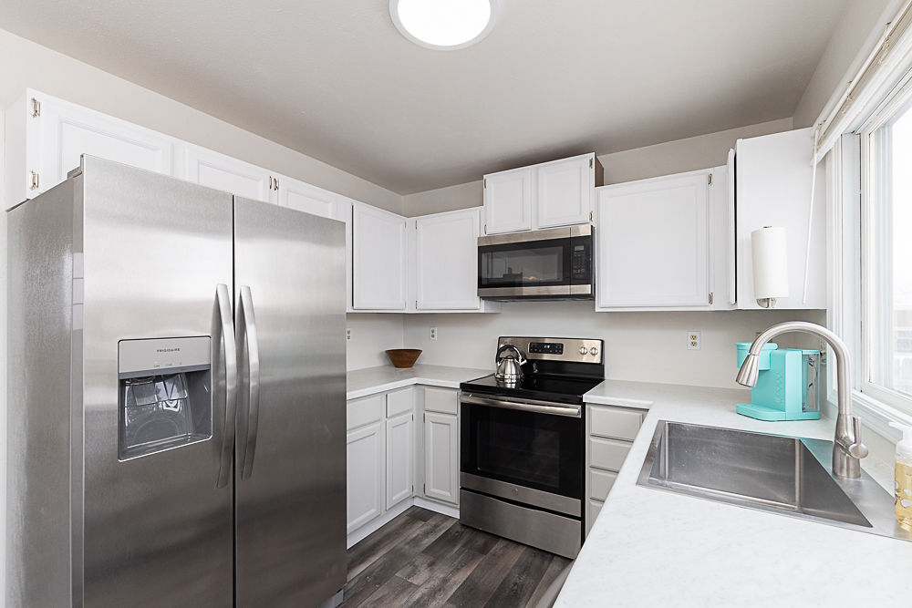 3 Bedroom 2 Bathroom Townhome with 1 Car Attached Garage - Photo 3