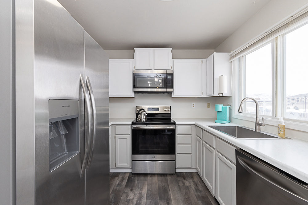 3 Bedroom 2 Bathroom Townhome with 1 Car Attached Garage - Photo 4