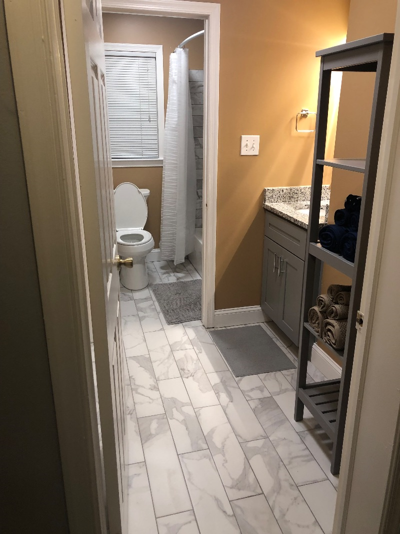 Beautiful and comfortable three bedroom and 2 1/2 bathroom single-family detached home - Photo 4