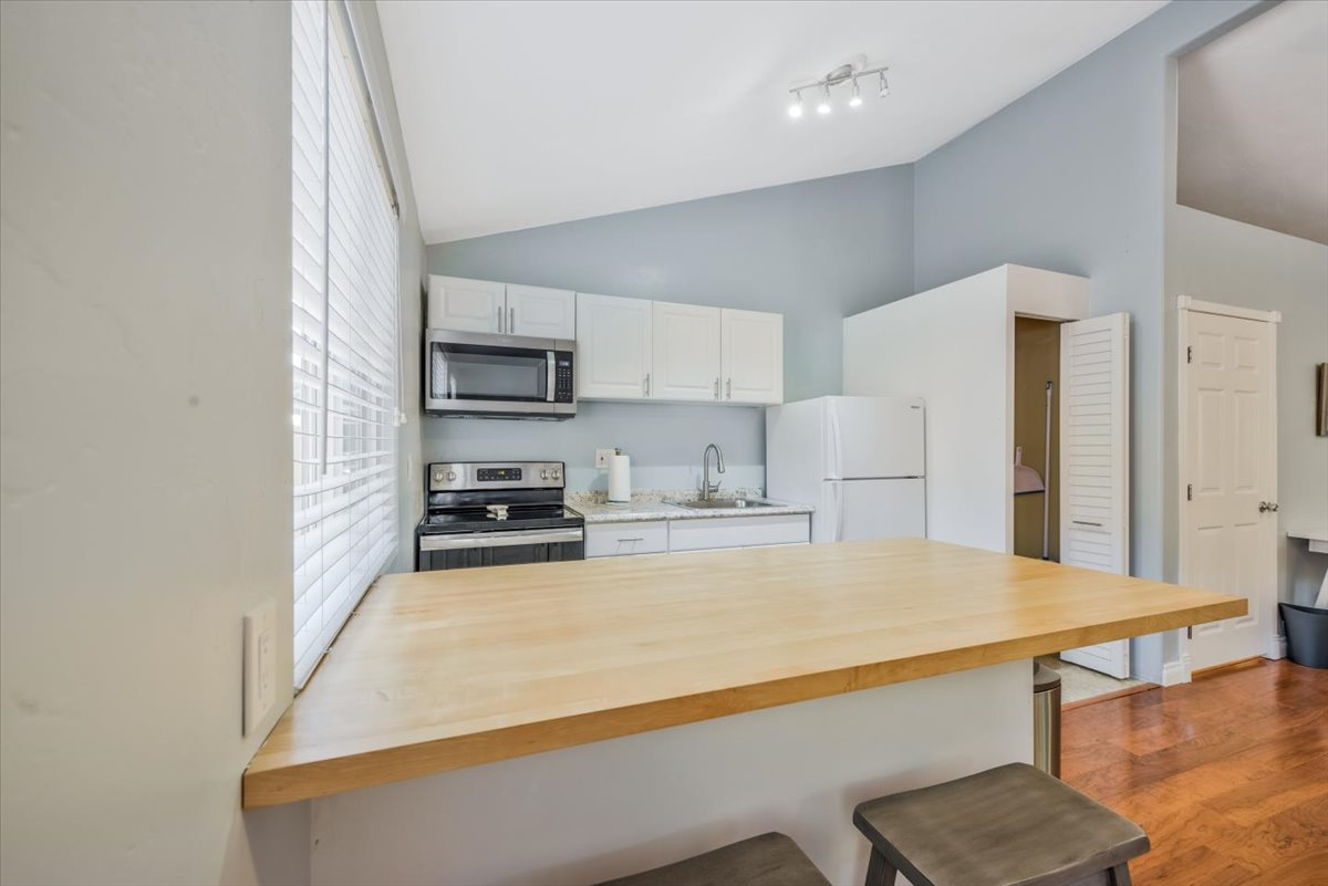 Centrally located, peaceful and private studio in quiet Bay Ho residential neighborhood with ample parking - Photo 2