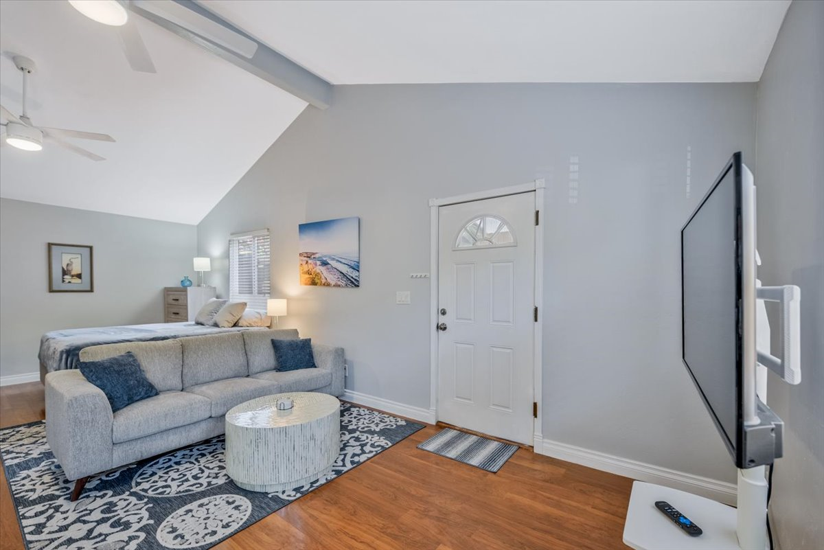 Centrally located, peaceful and private studio in quiet Bay Ho residential neighborhood with ample parking - Photo 3