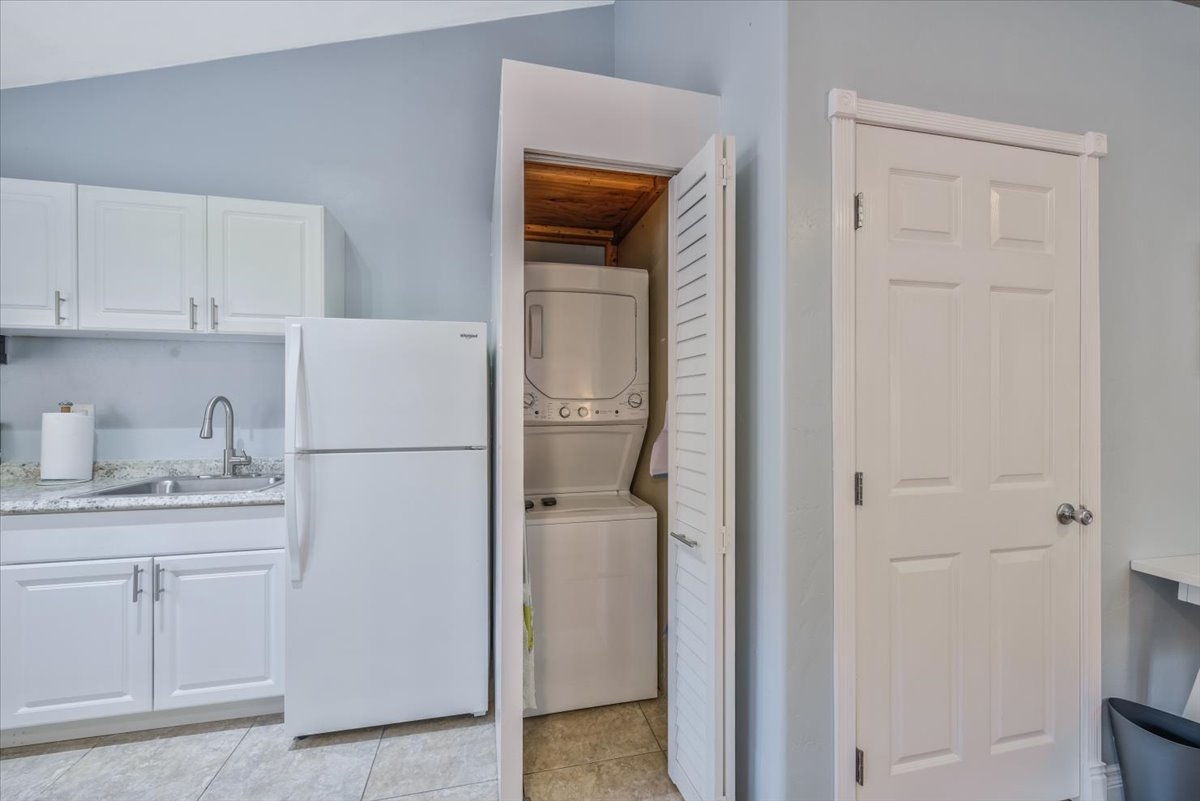 Centrally located, peaceful and private studio in quiet Bay Ho residential neighborhood with ample parking - Photo 4