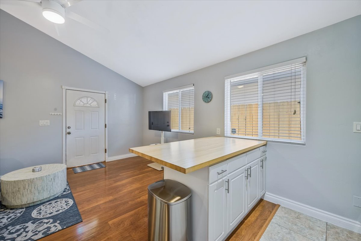 Centrally located, peaceful and private studio in quiet Bay Ho residential neighborhood with ample parking - Photo 5