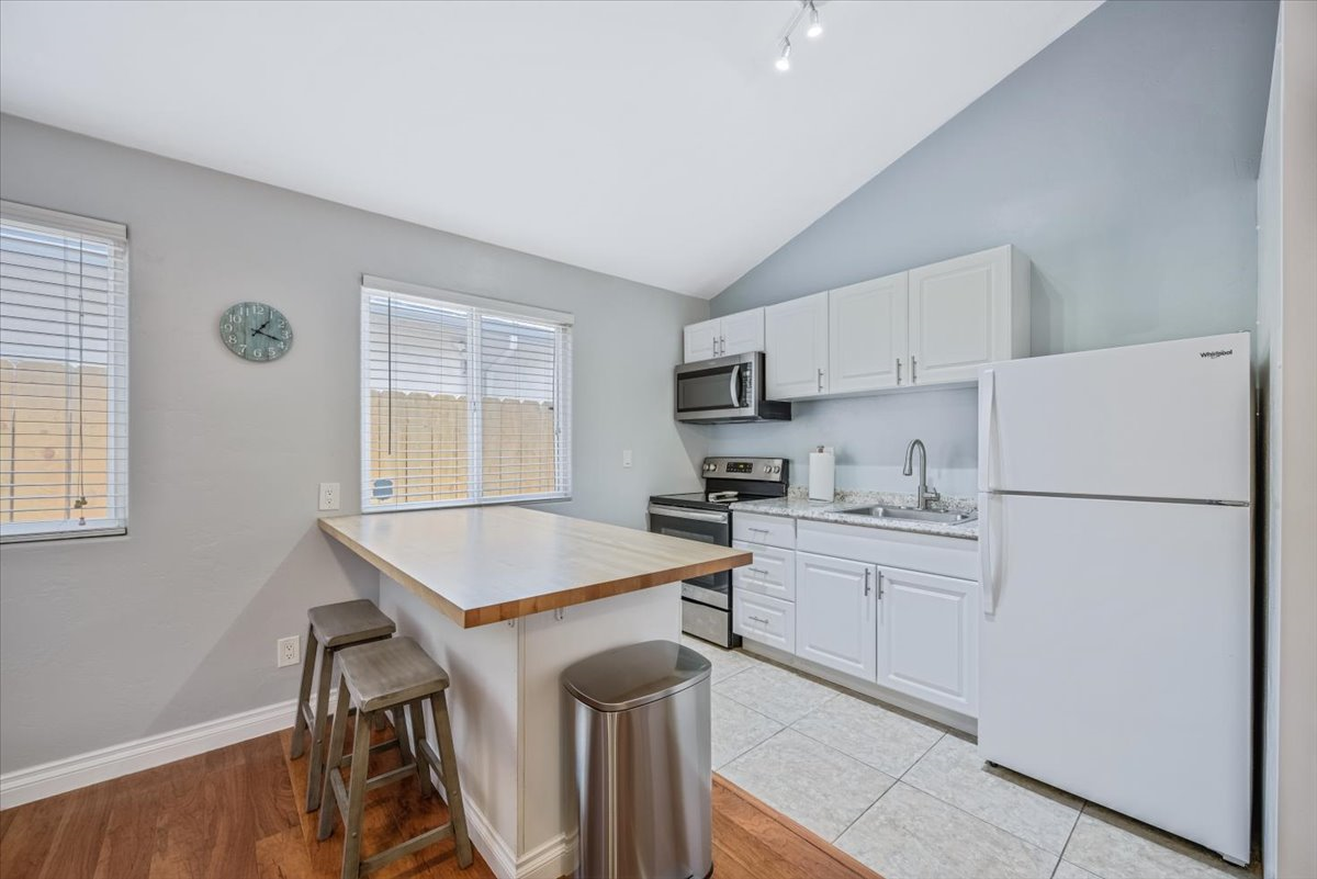 Centrally located, peaceful and private studio in quiet Bay Ho residential neighborhood with ample parking - Photo 6