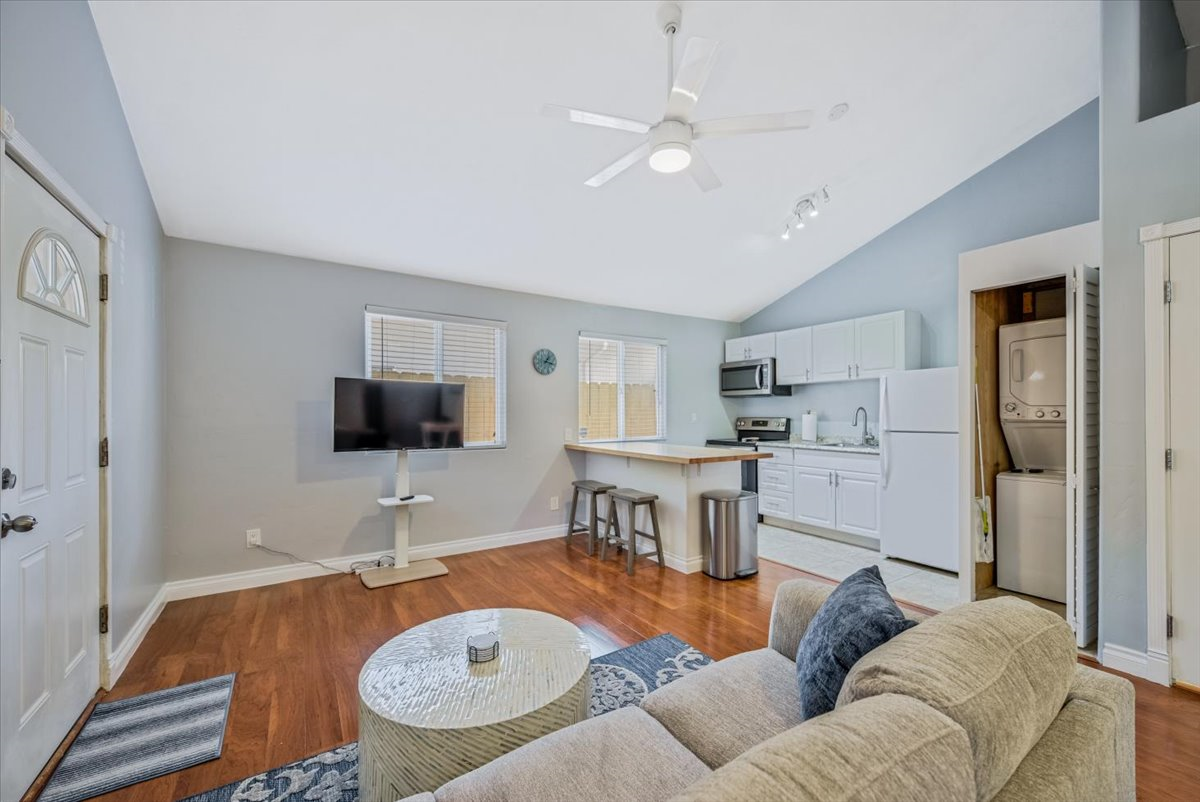 Centrally located, peaceful and private studio in quiet Bay Ho residential neighborhood with ample parking - Photo 1