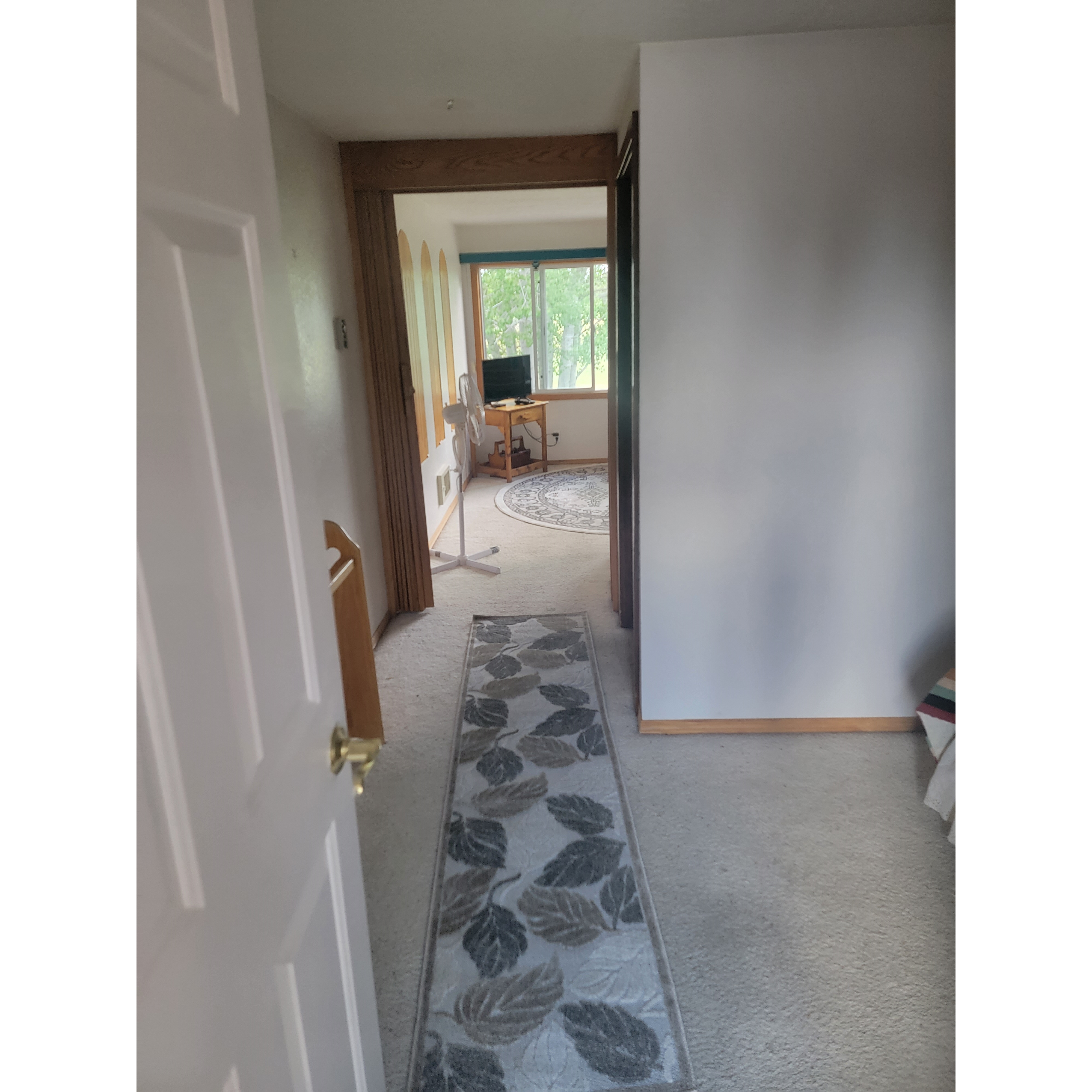 King bed Upstairs 2 room suite with all utilities, 1 BR, 400 sq ft - Photo 4